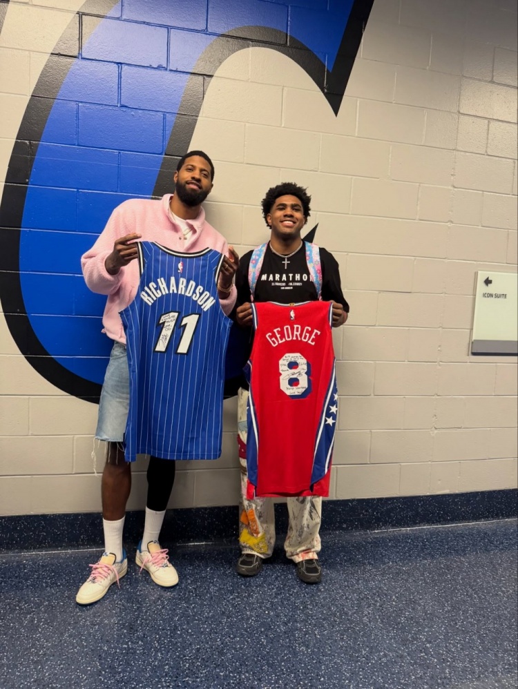 开云下载-差着辈分！乔治和魔术理查德森合影 后者曾是乔治AAU球队球员